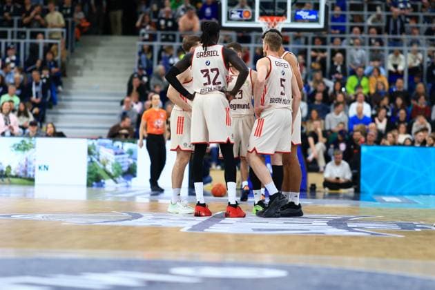 Scene with Wenyen Gabriel 32 FC Bayern Basketball , Niels Giffey 5 FC Bayern Basketball and Andreas Obst 13 FC Bayern Basketball in the middle of the court easyCredit BBL MLP Academics Heidelberg - FC Bayern Munich Basketball 08 02 2026 Copyright: xMichaelxGelhardtx