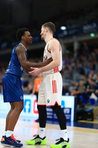 Scene with DJ Horne 0 MLP Academics Heidelberg and Justinian Jessup 10 FC Bayern Basketball in a close duel on the pitch easyCredit BBL MLP Academics Heidelberg - FC Bayern Munich Basketball 08 02 2026 Copyright: xMichaelxGelhardtx