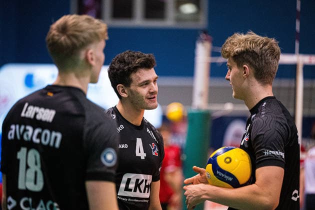 Volleyball I Men I Season 2025 2026 I Bundesliga I SV Warnemünde SVG Lüneburg I 07 02 2026 Christopher Byam 4, SVG Lüneburg in conversation with Axel Valentin Enlund 17, SVG Lüneburg Copyright: xLobeca Björn-OlexKehmx