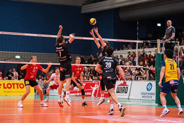 Volleyball I Men I Season 2025 2026 I Bundesliga I SV Warnemünde SVG Lüneburg I 07 02 2026 Santeri Riku Matias Välimaa 12, SVG Lüneburg passes the ball to Joscha Kunstmann 7, SVG Lüneburg Copyright: xLobeca Björn-OlexKehmx