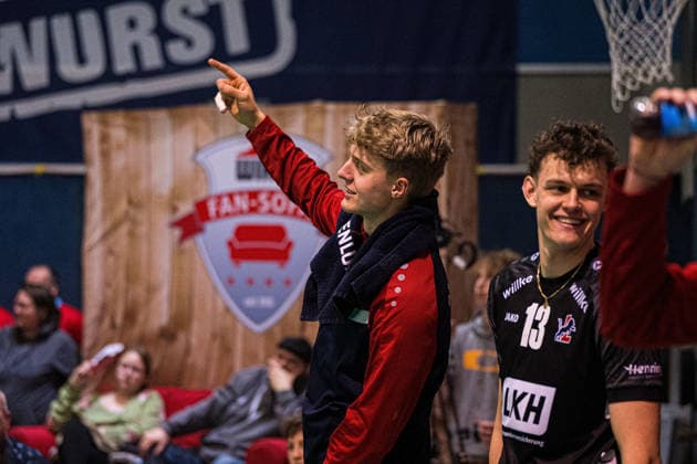 Volleyball I Men I Season 2025 2026 I Bundesliga I SV Warnemünde SVG Lüneburg I 07 02 2026 Axel Valentin Enlund 17, SVG Lüneburg cheers with the fans after an ace Copyright: xLobeca Björn-OlexKehmx