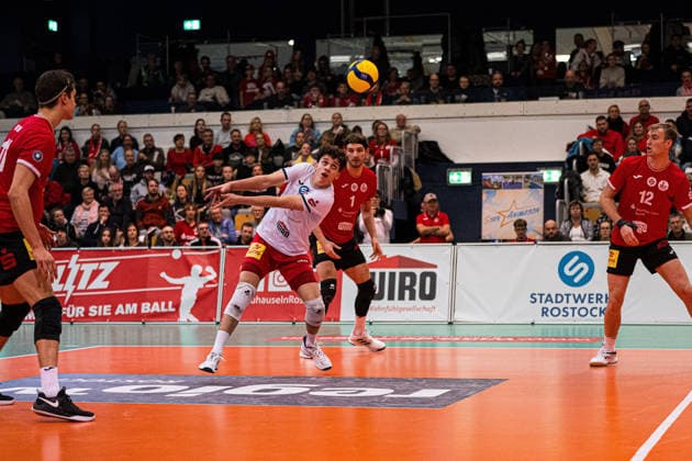 Volleyball I Men I Season 2025 2026 I Bundesliga I SV Warnemünde SVG Lüneburg I 07 02 2026 Leon Pohl 7, SV Warnemünde plays the ball in reception Copyright: xLobeca Björn-OlexKehmx