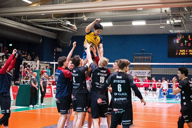 Volleyball I Men I Season 2025 2026 I Bundesliga I SV Warnemünde SVG Lüneburg I 07 02 2026 Sho Takahashi 21, SVG Lüneburg is celebrated as MVP by the team Copyright: xLobeca Björn-OlexKehmx