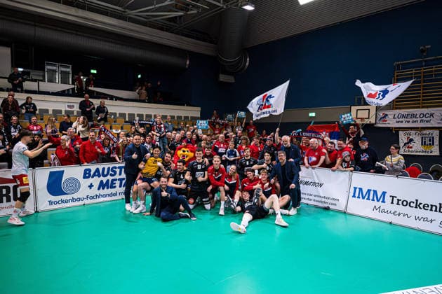 Volleyball I Men I Season 2025 2026 I Bundesliga I SV Warnemünde SVG Lüneburg I 07 02 2026 Team photo of SVG Lüneburg after the match win Copyright: xLobeca Björn-OlexKehmx