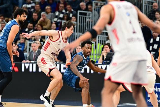 Scene with Marcel Keßen 15 MLP Academics Heidelberg , Justinian Jessup 10 FC Bayern Basketball and DJ Horne 0 MLP Academics Heidelberg in action easyCredit BBL MLP Academics Heidelberg - FC Bayern Munich Basketball 08 02 2026 Copyright: xMichaelxGelhardtx
