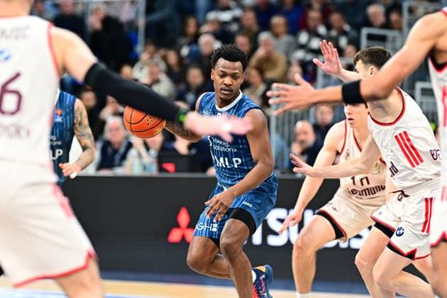 Game action with 00 MLP Academics Heidelberg and Justinian Jessup 10 FC Bayern Basketball in defense easyCredit BBL MLP Academics Heidelberg - FC Bayern Munich Basketball 08 02 2026 Copyright: xMichaelxGelhardtx
