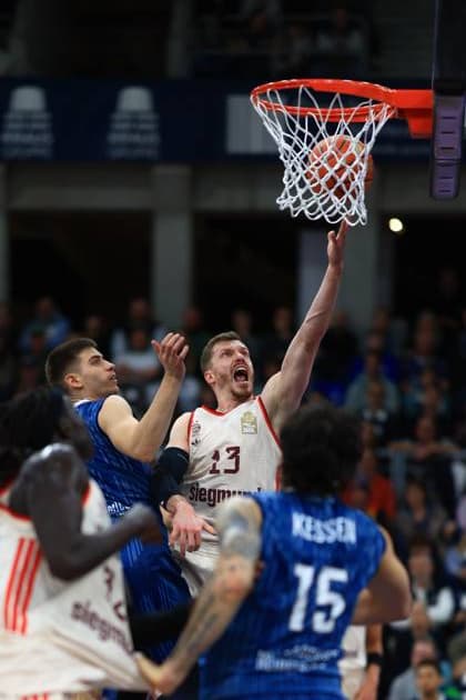 Scene with Andreas Obst 13 FC Bayern Basketball , Dusan Neskovic 7 MLP Academics Heidelberg and Marcel Keßen 15 MLP Academics Heidelberg shooting at the basket easyCredit BBL MLP Academics Heidelberg - FC Bayern Munich Basketball 08 02 2026 Copyright: xMichaelxGelhardtx