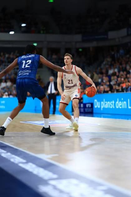 Scene with Justus Hollatz 21 FC Bayern Basketball and Osun Osunniyi 12 MLP Academics Heidelberg in action easyCredit BBL MLP Academics Heidelberg - FC Bayern Munich Basketball 08 02 2026 Copyright: xMichaelxGelhardtx