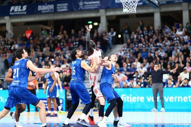 Scene with Marcel Keßen 15 MLP Academics Heidelberg , Mateo Seric 21 MLP Academics Heidelberg and Ryan Mikesell 33 MLP Academics Heidelberg in a duel under the basket easyCredit BBL MLP Academics Heidelberg - FC Bayern Munich Basketball 08 02 2026 Copyright: xMichaelxGelhardtx