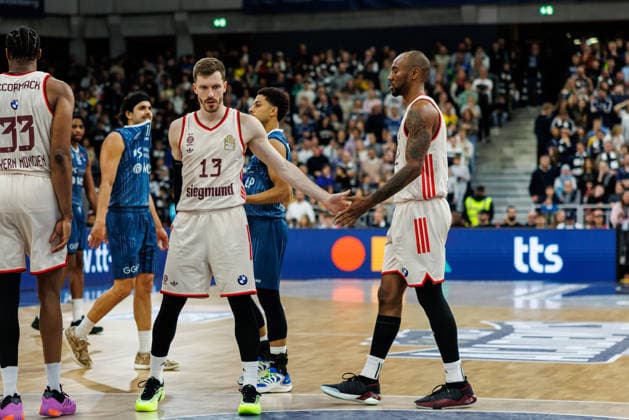 easycredit BBL, MLP Academics Heidelberg FC Bayern München Basketball, 08 02 2026 Andreas Obst FC Bayern München Basketball, 13 claps with Isiaha Mike FC Bayern München Basketball, 22 from match of the easycredit BBL MLP Academics Heidelberg FC Bayern München Basketball on matchday 19 of the 25 26 season at the SNP Dome in Heidelberg on 08 02 2026 Copyright: xBEAUTIFULxSPORTS Hahnex