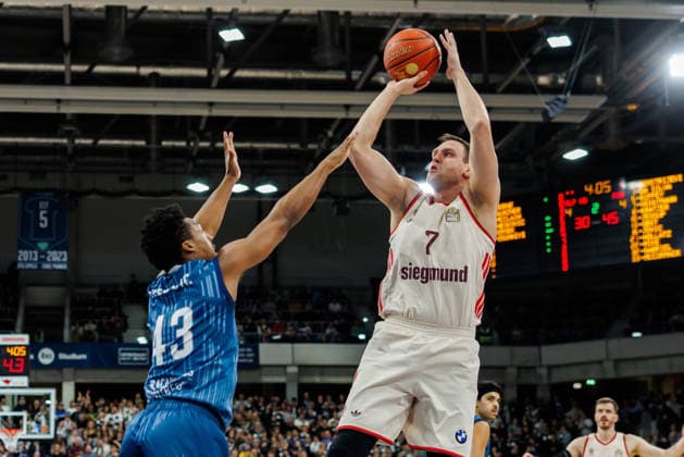 easycredit BBL, MLP Academics Heidelberg FC Bayern München Basketball, 08 02 2026 Johannes Voigtmann FC Bayern München Basketball, 7 with a jump shot against Eric Reed Jr MLP Academics Heidelberg, 43 Game of the easycredit BBL MLP Academics Heidelberg FC Bayern München Basketball on Matchday 19 of the 25 26 season at the SNP Dome in Heidelberg on 08 02 2026 Copyright: xBEAUTIFULxSPORTS Hahnex