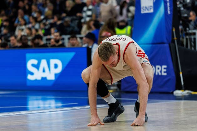 easycredit BBL, MLP Academics Heidelberg FC Bayern München Basketball, 08 02 2026 Niels Giffey FC Bayern München Basketball, 5 remains squatting on the floor for a brief moment at the final whistle at half-time He is in a bit of pain Game of the easycredit BBL MLP Academics Heidelberg FC Bayern München Basketball on matchday 19 of the 25 26 season at the SNP Dome in Heidelberg on 08 02 2026 Copyright: xBEAUTIFULxSPORTS Hahnex