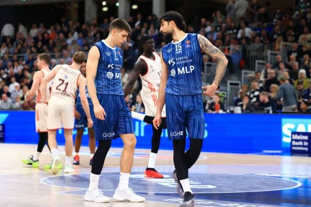 Scene with 15 FC Bayern Basketball and Johannes Voigtmann 7 FC Bayern Basketball on the court easyCredit BBL MLP Academics Heidelberg - FC Bayern Munich Basketball 08 02 2026 Copyright: xMichaelxGelhardtx
