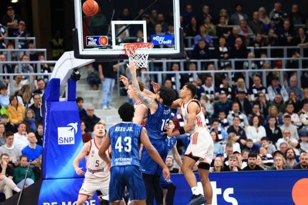 Game action with Oscar da Silva 1 FC Bayern Basketball , Dusan Neskovic 7 MLP Academics Heidelberg and Niels Giffey 5 FC Bayern Basketball under the basket easyCredit BBL MLP Academics Heidelberg - FC Bayern Munich Basketball 08 02 2026 Copyright: xMichaelxGelhardtx