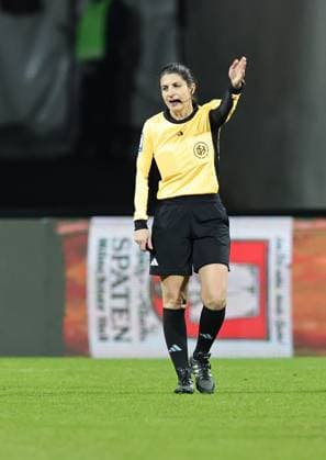 08 02 2026 Soccer Season 2025 2026 1 Womens Soccer Bundesliga 17 Matchday 1 FC Nürnberg FCN Club TSG 1899 Hoffenheim Sportfoto Zink DaMa xdaxmax Riem Hussein Referee in indicates gestures directs gives instructions