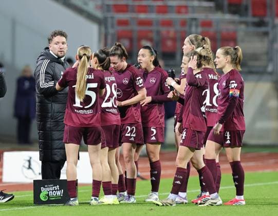 08 02 2026 Soccer Season 2025 2026 1 Women Soccer Bundesliga 17 Matchday 1 FC Nuremberg FCN Club TSG 1899 Hoffenheim Sportfoto Zink DaMa xdaxmax Thomas Oostendorp Coach 1 FC Nuremberg FCN gives instructions to team Team