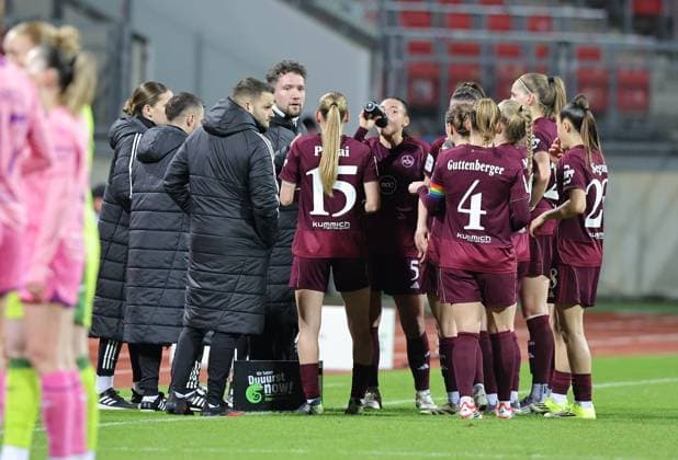 08 02 2026 Soccer Season 2025 2026 1 Women Soccer Bundesliga 17 Matchday 1 FC Nuremberg FCN Club TSG 1899 Hoffenheim Sportfoto Zink DaMa xdaxmax Thomas Oostendorp Coach 1 FC Nuremberg FCN gives instructions to team Team