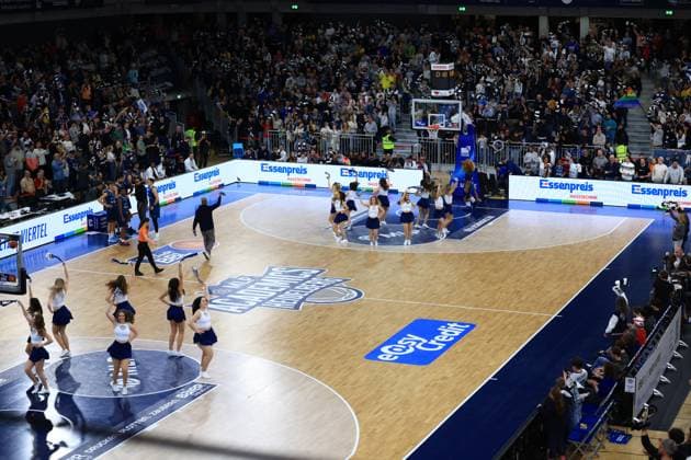Basketball scene with cheerleaders and mascots on the court in the SNP Dome easyCredit BBL MLP Academics Heidelberg - FC Bayern München Basketball 08 02 2026 Copyright: xMichaelxGelhardtx