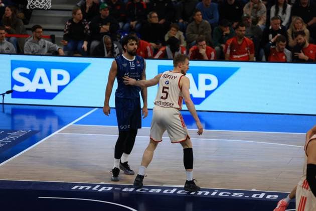 Scene with 15 FC Bayern Basketball, 5 MLP Academics Heidelberg and Noah Koch 1 MLP Academics Heidelberg on the court easyCredit BBL MLP Academics Heidelberg - FC Bayern Munich Basketball 08 02 2026 Copyright: xMichaelxGelhardtx