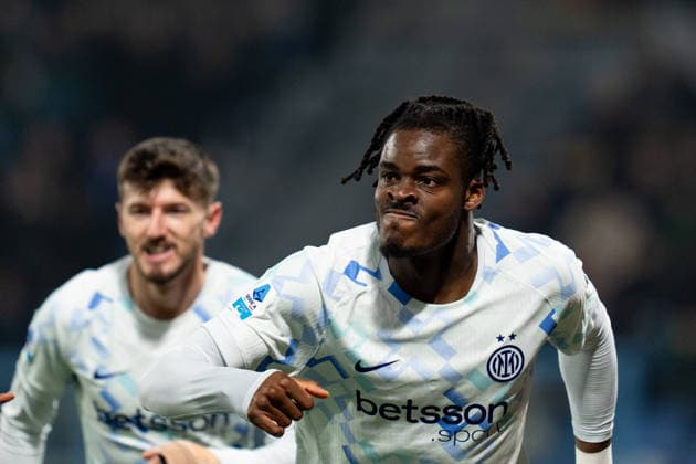 US Sassuolo Calcio v FC Internazionale - Serie A Enilive Yann Aurel Bisseck of FC Internazionale celebrates after scoring first goal during the serie Serie A Enilive match between US Sassuolo Calcio and FC Internazionale at Mapei Stadium on Febraury 8, 2026 in Reggio Emilia, Italy Reggio Emilia Mapei Stadium Reggio Emilia Italy Copyright: xGiuseppexMaffiax SerieA_Sassuolo-Inter_08022026060-14