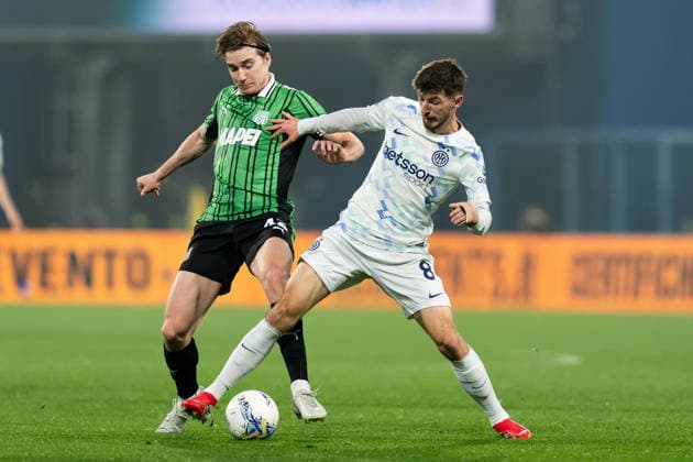 US Sassuolo Calcio v FC Internazionale - Serie A Enilive Petar Sucic of FC Internazionale and Kristian Thorstvedt of US Sassuolo Calcio compete for the ball during the serie Serie A Enilive match between US Sassuolo Calcio and FC Internazionale at Mapei Stadium on Febraury 8, 2026 in Reggio Emilia, Italy Reggio Emilia Mapei Stadium Reggio Emilia Italy Copyright: xGiuseppexMaffiax SerieA_Sassuolo-Inter_08022026060-53