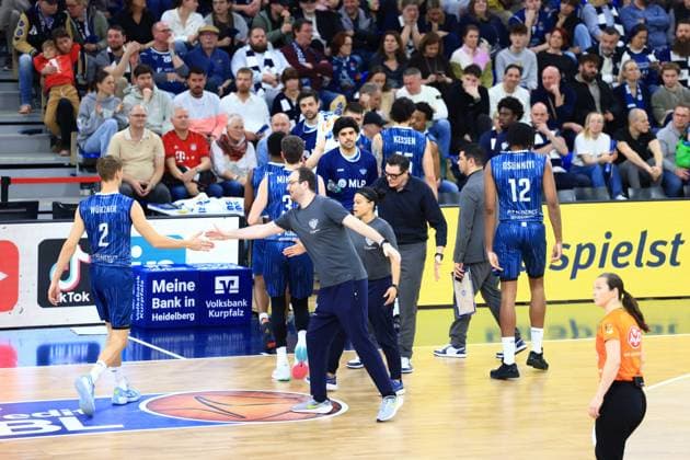 Scene with Mateo Seric 21 MLP Academics Heidelberg , Erol Ersek 11 MLP Academics Heidelberg , Serena Benavente 998 MLP Academics Heidelberg and other players and coaching staff on the pitch easyCredit BBL MLP Academics Heidelberg - FC Bayern München Basketball 08 02 2026 Copyright: xMichaelxGelhardtx