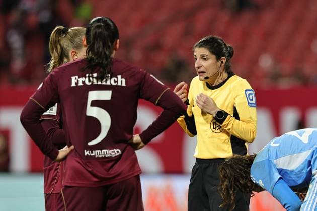08 02 2026 Soccer Season 2025 2026 1 Women Soccer Bundesliga 17 Matchday 1 FC Nürnberg FCN Club TSG 1899 Hoffenheim Sportfoto Zink DaMa xdaxmax Riem Hussein Referee in discussed with Team Team of FCN