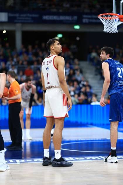 Scene with Oscar da Silva 1 FC Bayern Basketball in white jersey and a player from MLP Academics Heidelberg in blue jersey at the basket easyCredit BBL MLP Academics Heidelberg - FC Bayern Munich Basketball 08 02 2026 Copyright: xMichaelxGelhardtx