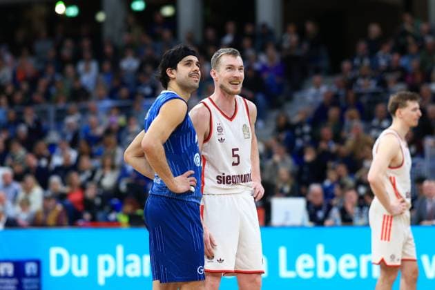 Scene with Erol Ersek 11 MLP Academics Heidelberg and Niels Giffey 5 FC Bayern Basketball on the court in the SNP Dome easyCredit BBL MLP Academics Heidelberg - FC Bayern Munich Basketball 08 02 2026 Copyright: xMichaelxGelhardtx