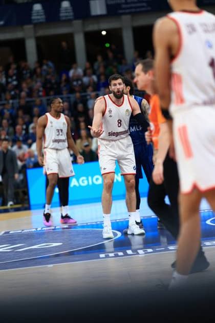 Scene with Leon Kratzer 8 FC Bayern Basketball , David McCormack 33 FC Bayern Basketball and Nikolas Sermpezis 30 FC Bayern Basketball on the pitch easyCredit BBL MLP Academics Heidelberg - FC Bayern München Basketball 08 02 2026 Copyright: xMichaelxGelhardtx