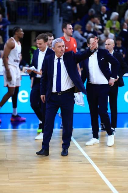 Scene with coaches and staff on the sidelines at the SNP Dome during the easyCredit BBL match between FC Bayern Basketball and MLP Academics Heidelberg easyCredit BBL MLP Academics Heidelberg - FC Bayern Munich Basketball 08 02 2026 Copyright: xMichaelxGelhardtx
