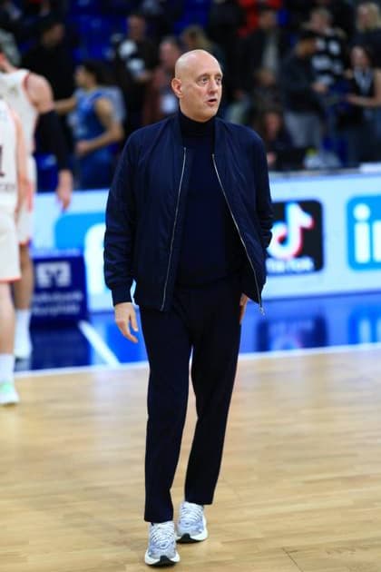 FC Bayern Basketball coach concentrates on the sidelines at the SNP Dome easyCredit BBL MLP Academics Heidelberg - FC Bayern München Basketball 08 02 2026 Copyright: xMichaelxGelhardtx