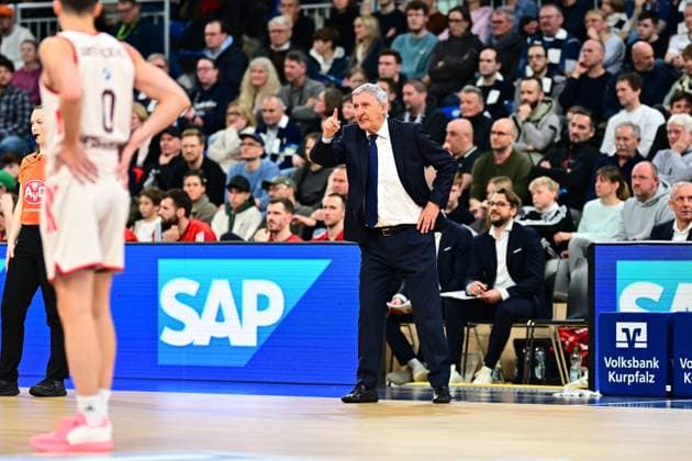 Coach Svetislav Pesic 999 FC Bayern Basketball gives instructions while Emir Mutapcic 996 FC Bayern Basketball and Mihajlo Mitic 997 FC Bayern Basketball stand attentively next to him easyCredit BBL MLP Academics Heidelberg - FC Bayern München Basketball 08 02 2026 Copyright: xMichaelxGelhardtx