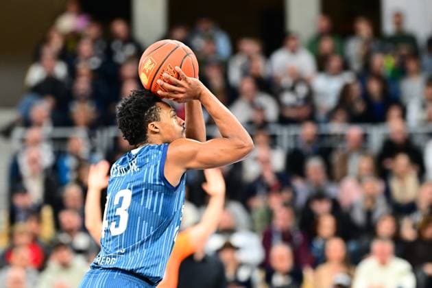 Game action with 13 MLP Academics Heidelberg in blue jerseys throwing easyCredit BBL MLP Academics Heidelberg - FC Bayern München Basketball 08 02 2026 Copyright: xMichaelxGelhardtx