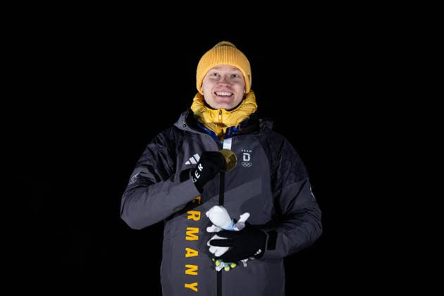 LANGENHAN Max (Deutschland) jubelt auf dem Podium bei der Siegerehrung ueber Sieg und Gold Medaille, ITA, Olympische Spiele Milano Cortina 2026, Olympia, Rodeln Herren Einzel, 08.02.2026 ITA, Olympische Spiele Milano Cortina 2026, Olympia, Rodeln Herren Einzel, 08.02.2026 Cortina d Ampezzo *** LANGENHAN Max Germany celebrates victory and gold medal on the podium at the award ceremony, ITA, Olympic Games Milano Cortina 2026, Olympia, Luge Mens Individual, 08 02 2026 ITA, Olympic Games Milano Cortina 2026, Olympia, Luge Mens Individual, 08 02 2026 Cortina d Ampezzo Copyright: xEibner-Pressefoto Memmlerx EP_MMR