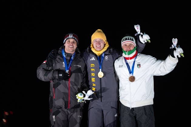 MUELLER Jonas (Oesterreich), LANGENHAN Max (Deutschland), FISCHNALLER Dominik (Italien) auf dem Podium bei der Siegerehrung, ITA, Olympische Spiele Milano Cortina 2026, Olympia, Rodeln Herren Einzel, 08.02.2026 ITA, Olympische Spiele Milano Cortina 2026, Olympia, Rodeln Herren Einzel, 08.02.2026 Cortina d Ampezzo *** MUELLER Jonas Austria , LANGENHAN Max Germany , FISCHNALLER Dominik Italy on the podium at the award ceremony, ITA, Olympic Games Milano Cortina 2026, Olympic Games, Luge Mens Singles, 08 02 2026 ITA, Olympic Games Milano Cortina 2026, Olympic Games, Luge Mens Singles, 08 02 2026 Cortina d Ampezzo Copyright: xEibner-Pressefoto Memmlerx EP_MMR