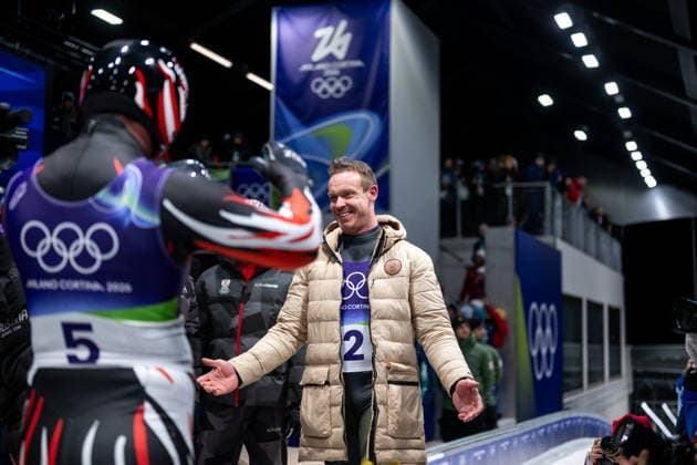 LOCH Felix (Deutschland) gratuliert MUELLER Jonas (Oesterreich) zur Medaille, ITA, Olympische Spiele Milano Cortina 2026, Olympia, Rodeln Herren Einzel, 08.02.2026 ITA, Olympische Spiele Milano Cortina 2026, Olympia, Rodeln Herren Einzel, 08.02.2026 Cortina d Ampezzo *** LOCH Felix Germany congratulates MUELLER Jonas Austria on his medal, ITA, Olympic Games Milano Cortina 2026, Olympia, Luge Mens Individual, 08 02 2026 ITA, Olympic Games Milano Cortina 2026, Olympia, Luge Mens Individual, 08 02 2026 Cortina d Ampezzo Copyright: xEibner-Pressefoto Memmlerx EP_MMR