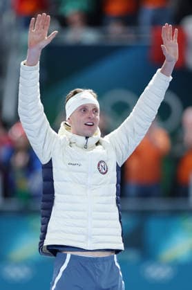 (260208) -- MILAN, Feb. 8, 2026 -- Sander Eitrem of Norway greets the spectators during the awarding ceremony of the Speed skating, Eisschnelllauf men s 5000m at the Milan-Cortina 2026 Olympic Winter games, Winterspiele,Spiele, Summer games in Milan, Italy, Feb. 8, 2026. ) (MICO2026)ITALY-MILAN-OLYMPIC WINTER GAMES-SPEED SKATING-MEN S 5000M DuxXiaoyi 