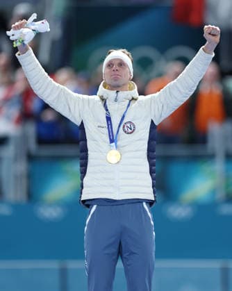 (260208) -- MILAN, Feb. 8, 2026 -- Sander Eitrem of Norway celebrates during the awarding ceremony of the Speed skating, Eisschnelllauf men s 5000m at the Milan-Cortina 2026 Olympic Winter games, Winterspiele,Spiele, Summer games in Milan, Italy, Feb. 8, 2026. ) (MICO2026)ITALY-MILAN-OLYMPIC WINTER GAMES-SPEED SKATING-MEN S 5000M DuxXiaoyi 