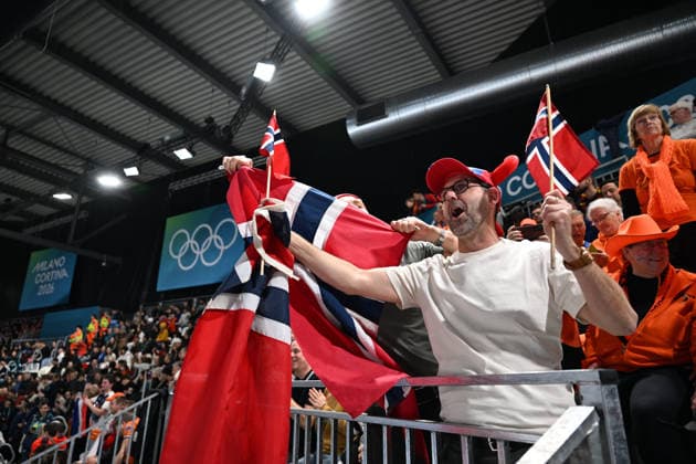 (260208) -- MILAN, Feb. 8, 2026 -- Spectators cheer as Sander Eitrem of Norway wins the Speed skating, Eisschnelllauf men s 5000m match at the Milan-Cortina 2026 Olympic Winter games, Winterspiele,Spiele, Summer games in Milan, Italy, Feb. 8, 2026. ) (MICO2026)ITALY-MILAN-OLYMPIC WINTER GAMES-SPEED SKATING-MEN S 5000M WuxWei 