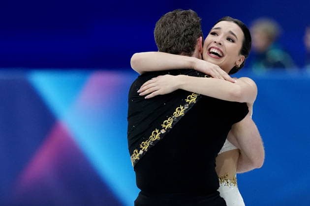 February 8, 2026, Milan, ITALY: Canada s Lia Pereira and Trennt Michaud hug after competing during the pairs free skate Figure skating, Eiskunstlauf team event at the 2026 Winter Olympics, in Milan, Sunday, Feb. 8, 2026. Canada News - February 8, 2026  - ZUMAc35_ 20260208_zaf_c35_086 Copyright: xDarrylxDyckx