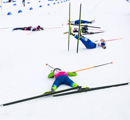 08.02.2026, GER, Skilanglauf Freistil, Maenner Frauen Junioren, Saison 25 26, 5. Deutschlandpokal Miya Degner (SWV Goldlauter ) liegt erschöpft gemeinsam mit den anderen Athletinnen im Ziel 98559 Oberhof Lotto Thueringen Arena Oberhof Thueringen Thüringen Deutschland *** 08 02 2026, GER, cross-country skiing freestyle, men women juniors, season 25 26, 5 German Cup Miya Degner SWV Goldlauter lies exhausted together with the other athletes at the finish 98559 Oberhof Lotto Thueringen Arena Oberhof Thuringia Thuringia Germany