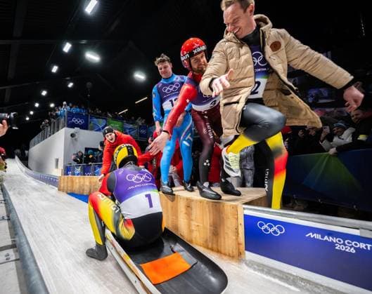 MILANO CORTINA 2026 - OLYMPISCHE WINTERSPIELE - CORTINA D™AMPEZZO - RODELN - HERREN EINZEL ** NUR FÜR REDAKTIONELLE ZWECKE ** EDITORIAL USE ONLY **<p>08 02 2026-Cortina d™Ampezzo: Olympische Winterspiele Milano Cortina 2026 Rodeln Cortina Sliding Centre Event: Herren Einzel 3.-4. Lauf im Foto: Riesenjubel bei Max Langenhan 1 (GER) nach dem Gewinn der Goldmedaille. Erster Gratulant im Ziel ist Felix Loch (GER) ( Italien Venetien Cortina d™Ampezzo Copyright: SaschaxFromm *** MILANO CORTINA 2026 OLYMPIC WINTER GAMES CORTINA D™AMPEZZO LUGING MENS SINGLE FOR EDITORIAL PURPOSES ONLY p 08 02 2026 Cortina d™Ampezzo Olympic Winter Games Milano Cortina 2026 Luge Cortina Sliding Center Event Mens Single 3 4 Run in the photo Huge cheers for Max Langenhan 1 GER after winning the gold medal First congratulator at the finish is Felix Loch GER Italy Veneto Cortina d™Ampezzo Copyright SaschaxFromm Copyright: SaschaxFromm doc84hos83epxw5yvwvm47 ,EDITORIAL USE ONLY