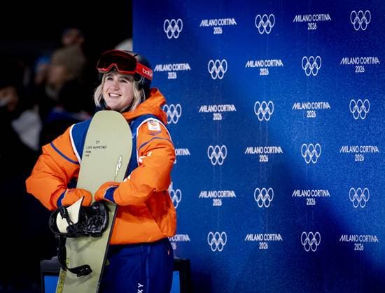 LIVIGNO - Snowboarder Melissa Peperkamp during the big air qualifying event at the Milan Winter Olympics. IRIS VAN DEN BROEK ANP xVIxANPxSportx xxANPxIVx 550058850 originalFilename: 550058850.jpg