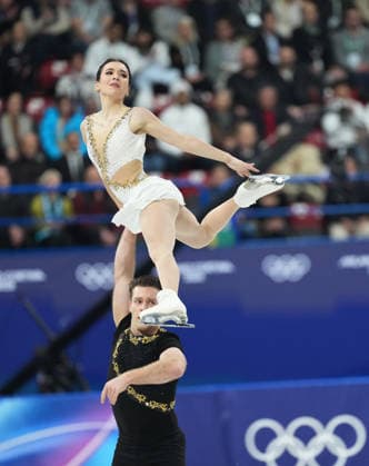 (260208) -- MILAN, Feb. 8, 2026 -- Lia Pereira (top) Trennt Michaud of Canada perform during the Figure skating, Eiskunstlauf team event pair skating free skating of the Milan-Cortina 2026 Olympic Winter games, Winterspiele,Spiele, Summer games in Milan, Italy, Feb. 8, 2026. ) (MICO2026)ITALY-MILAN-OLYMPIC WINTER GAMES-FIGURE SKATING TEAM EVENT-PAIR SKATING-FREE SKATING XuexYuge 