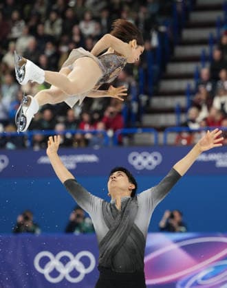 (260208) -- MILAN, Feb. 8, 2026 -- Miura Riku (top) Kihara Ryuichi of Japan perform during the Figure skating, Eiskunstlauf team event pair skating free skating of the Milan-Cortina 2026 Olympic Winter games, Winterspiele,Spiele, Summer games in Milan, Italy, Feb. 8, 2026. ) (MICO2026)ITALY-MILAN-OLYMPIC WINTER GAMES-FIGURE SKATING TEAM EVENT-PAIR SKATING-FREE SKATING XuexYuge 