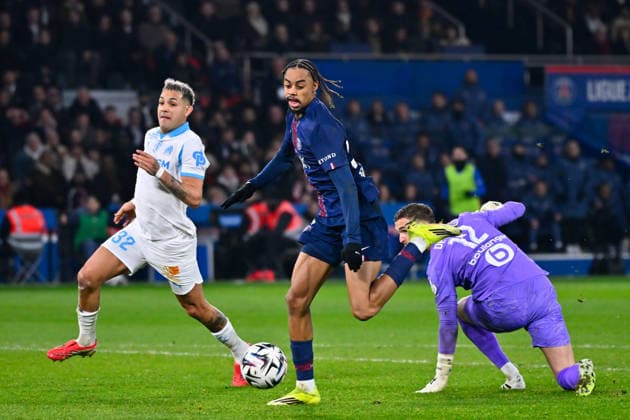 FOOTBALL : PSG vs Marseille - Ligue1 - 08 02 2026 Bradley Barcola ( 29 - PSG ) and Jeffrey De Lange ( 12 - Olympique Marseille ) during the Ligue 1 match between Paris Saint Germain and Olympique Marseille at Parc Des Princes on February 08 , 2026 in Paris, France. ( Photo by Federico Pestelini PsnewZ ) - ParisFrance  Copyright: xFedericoxPestelinix
