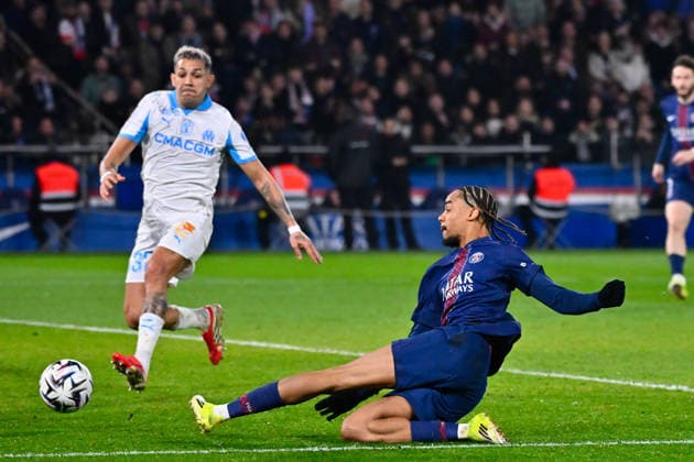 FOOTBALL : PSG vs Marseille - Ligue1 - 08 02 2026 Bradley Barcola ( 29 - PSG ) and Facundo Medina ( 32 - Olympique Marseille ) during the Ligue 1 match between Paris Saint Germain and Olympique Marseille at Parc Des Princes on February 08 , 2026 in Paris, France. ( Photo by Federico Pestelini PsnewZ ) - ParisFrance  Copyright: xFedericoxPestelinix