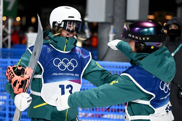 2026 WINTER Olympic Games, Olympische Spiele, Olympia, OS Meila Stalker (left) and Ally Hickman of Australia embrace during the Women™s Snowboard Big Air qualification round at the Livigno Snow Park, on day 2 of the 2026 Milano Cortina Winter Olympic Games in Italy, Sunday, February 8, 2026. ( NO ARCHIVING, EDITORIAL USE ONLY LIVIGNO SONDRIO ITALY  Copyright: xDANxHIMBRECHTSx 20260209139210380670