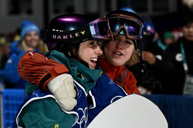 2026 WINTER Olympic Games, Olympische Spiele, Olympia, OS Ally Hickman of Australia (left) and Juliette Pelchat of Canada embrace during the Women™s Snowboard Big Air qualification round at the Livigno Snow Park, on day 2 of the 2026 Milano Cortina Winter Olympic Games in Italy, Sunday, February 8, 2026. ( NO ARCHIVING, EDITORIAL USE ONLY LIVIGNO SONDRIO ITALY  Copyright: xDANxHIMBRECHTSx 20260209188150041558